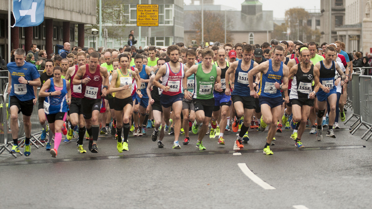 Large crowd of runners, Plymouth 10k